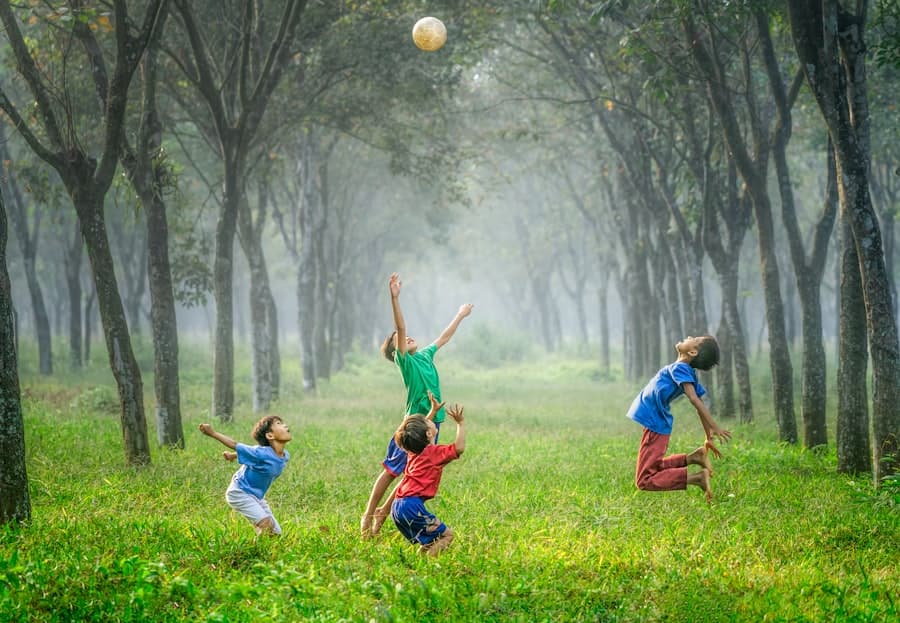 Anak-anak bermain di lapangan