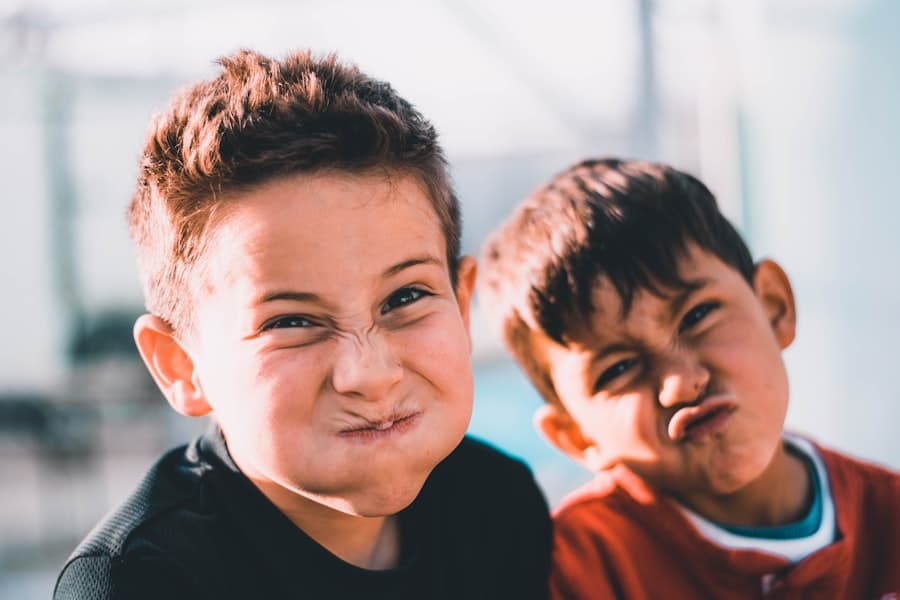 Dua anak penerima manfaat